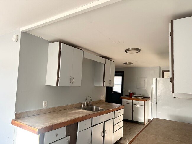 Building Photo - 61 School St