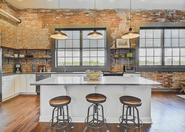 Photo - 740 E North St