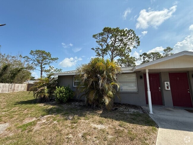 Building Photo - 2 Bedroom 1 Bath Duplex with Washer/Dryer!... Rental