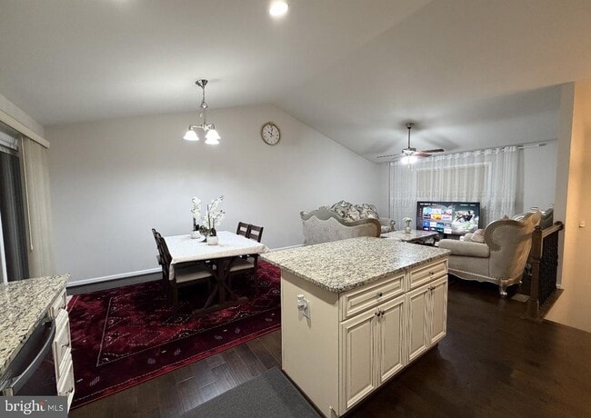 8 Howard Cir