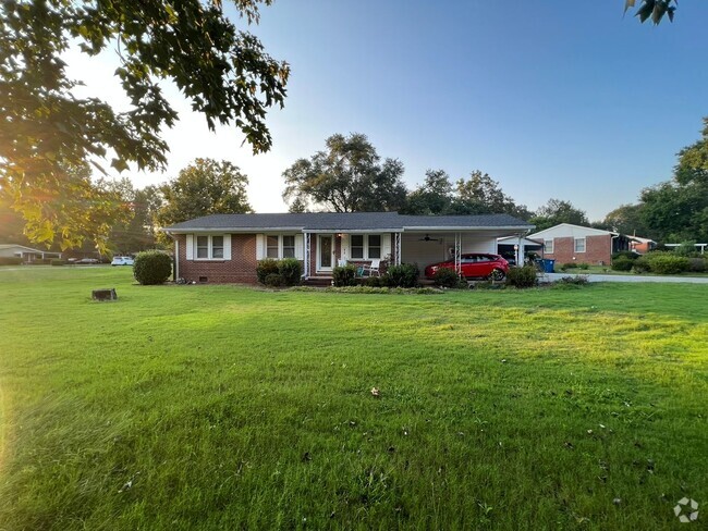 Building Photo - Cute East Athens Home in East Meadow!