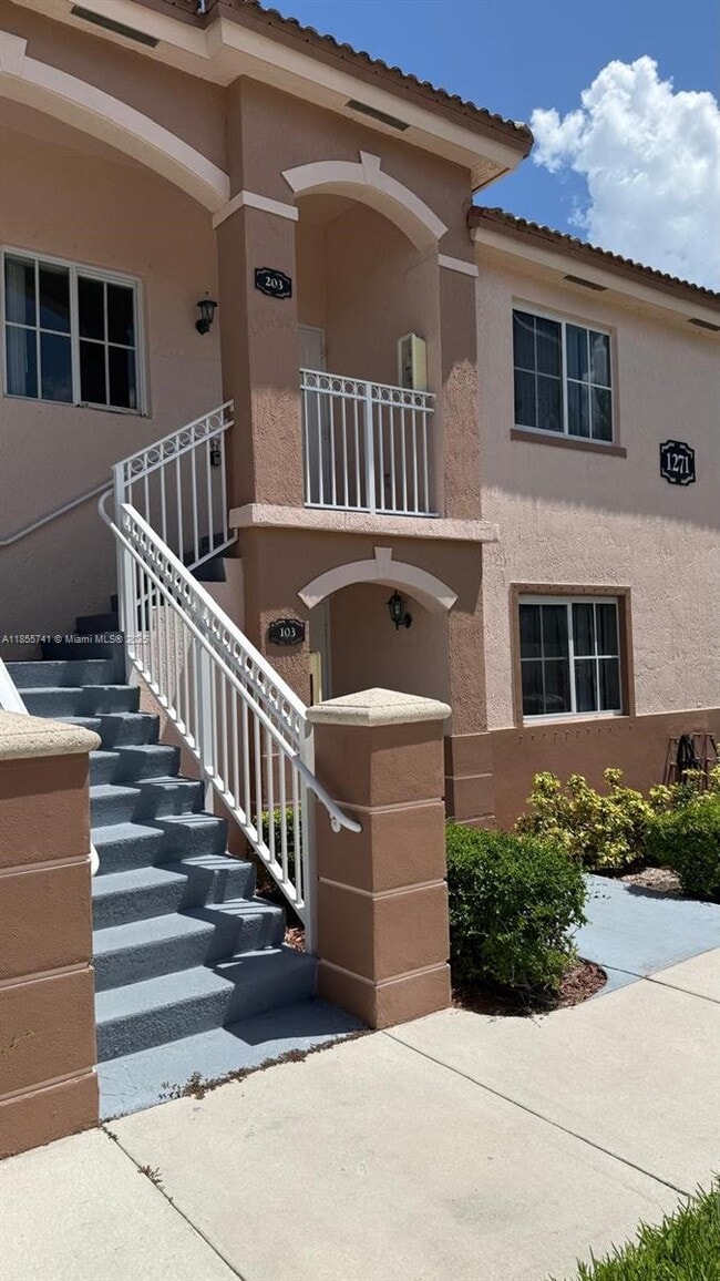 Building Photo - 1271 SE 27th St Unit 203 Rental