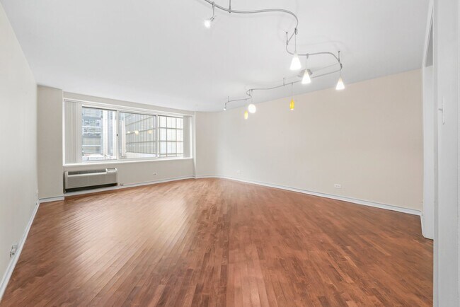 Photo - 211 E Ohio St