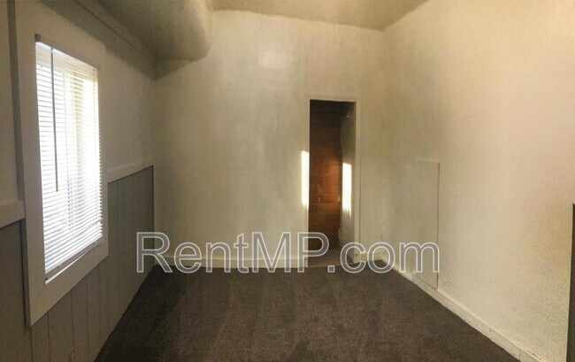 Photo - 1019 E Broadway St