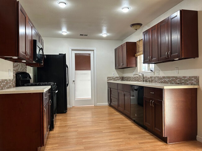 Photo - 705 W Graaf Ave