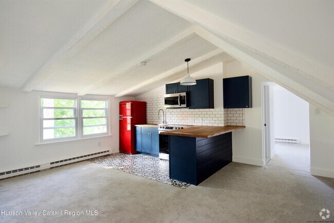 Building Photo - 25 Columbia Turnpike Rental
