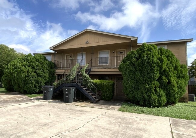 Building Photo - 4801 Rainbow Cir Unit 2 Rental