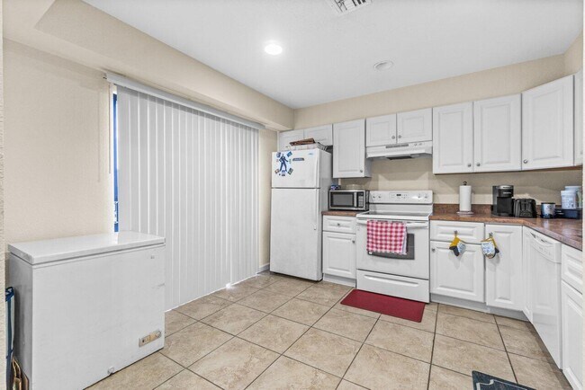 Photo - 608 Lakeview Dr E