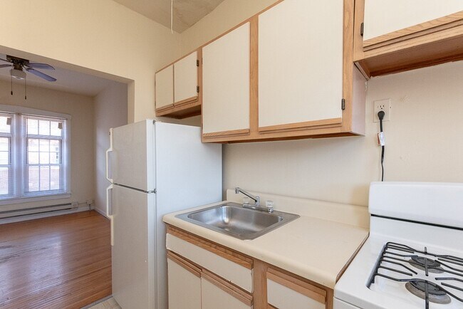 Photo - 625.5 W Barry Ave Unit N4