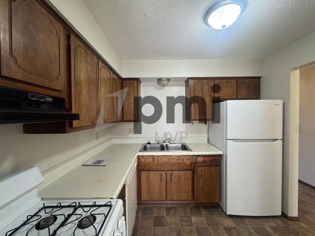 Photo - 90 Stornoway Dr W