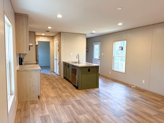 Photo - 82 Edinburgh Dr SW