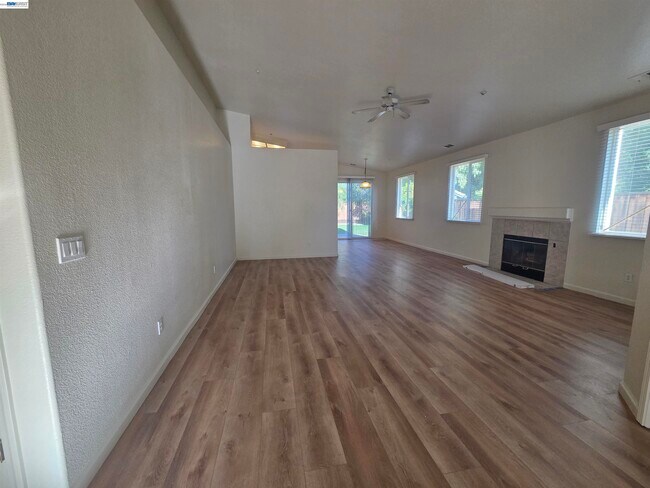 Photo - 1646 Mallard St