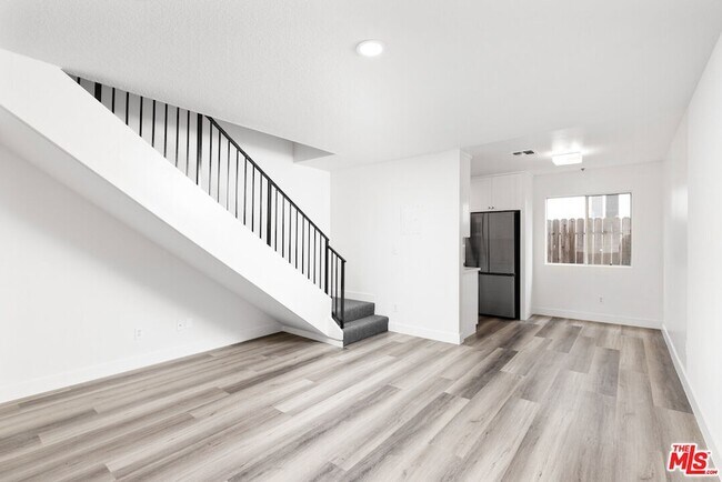 Photo - 6616 Sylmar Ave