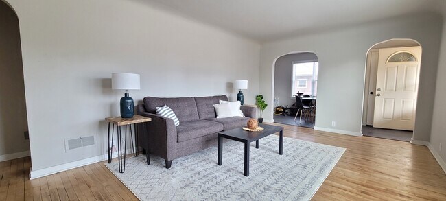 Photo - 2724 Stanley St