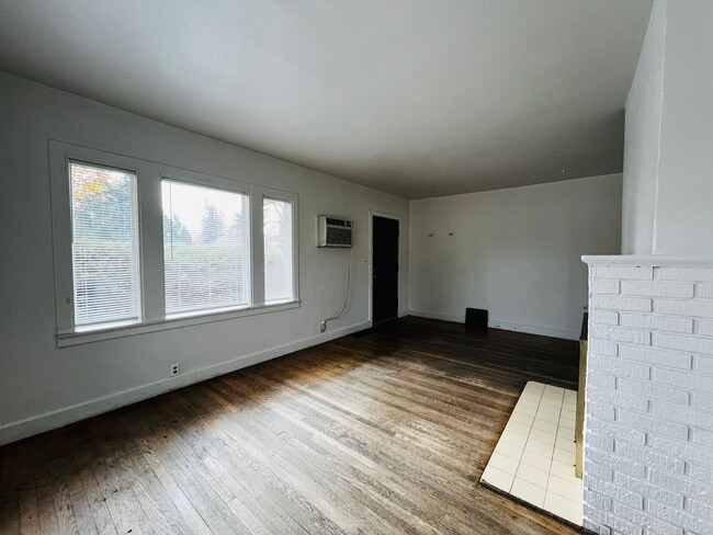 Building Photo - 1711 W Bell St