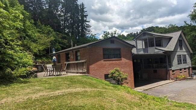 Building Photo - Charming 1 Bedroom Apartment located in beautiful Sylva NC $950 a month-available July 1st