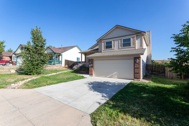 Charming 4-Bedroom Home Near Fort Carson - Charming 4-Bedroom Home Near Fort Carson