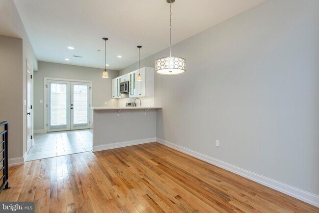 Photo - 2052 Gerritt St