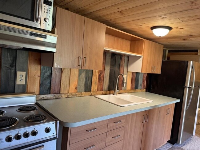 Building Photo - 1016 1/2 Oral Lake Rd Rental