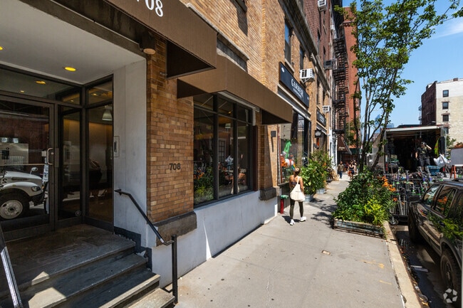 Photo - 710 Greenwich St