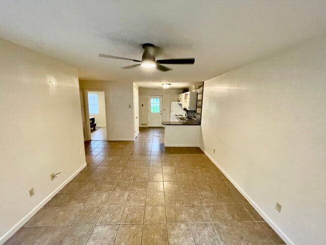 Photo - 400 Dobbins St