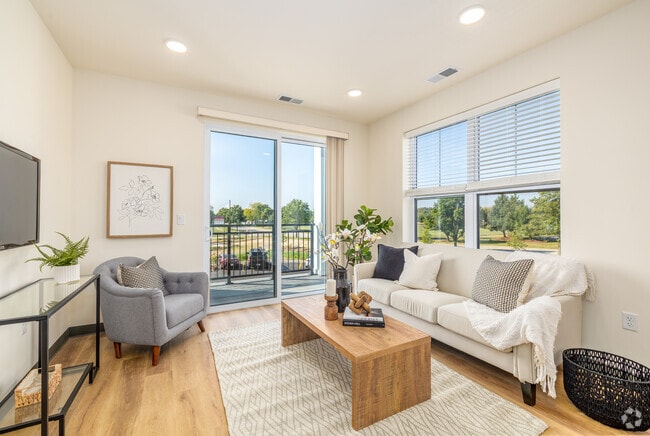 2 habitaciones, 2 baños - 1123 pies cuadrados - Sala de estar - Fox Hill Senior Living