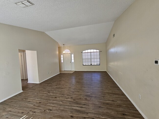 Photo - 312 Oak Track Pass