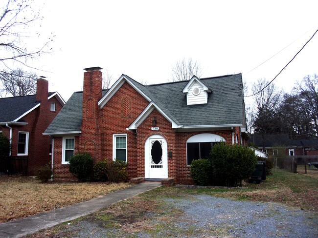 Building Photo - 738 Charlotte Ave