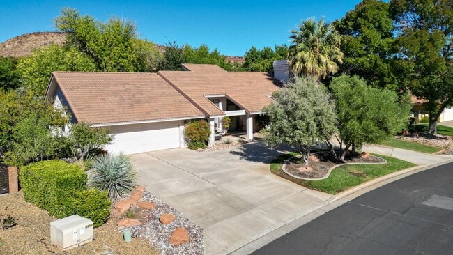 Building Photo - Bloomington Country Club!