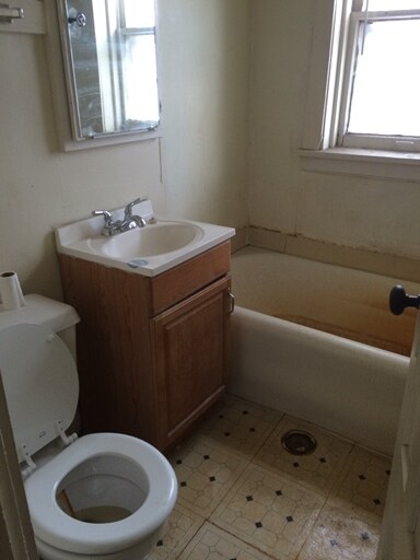 Baño - 4660 W Maypole Ave