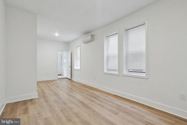 Photo - 2250 N Woodstock St