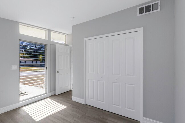 Photo - 3504 E Knollwood St