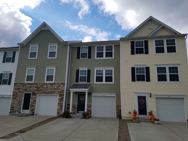 Building Photo - 3 bed/2.5 bath Townhouse in Westover - Ava...