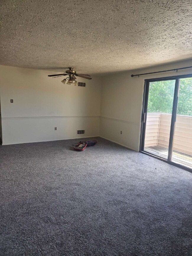Building Photo - "3rd floor 2 BR Condo in Frederick - Your Cozy Retreat Awaits!" Unit M