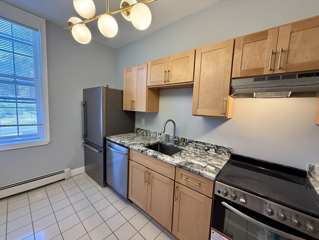 Building Photo - 366 Thayer St Unit 1