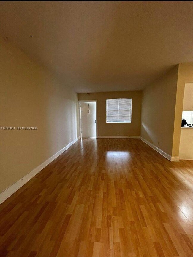 Photo - 1100 NE 1st Ct Unidad 312