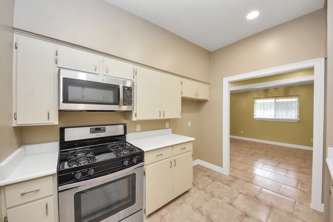 Building Photo - 5326 Heatherbrook Dr