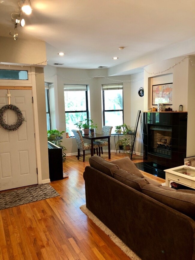 Photo - 1931 N Hoyne Ave Unidad 1