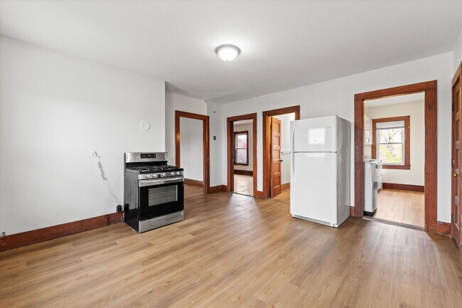 Photo - 651 Lake Ave, #3, Manchester NH 03103 Unit 651 #3 - 3rd Floor