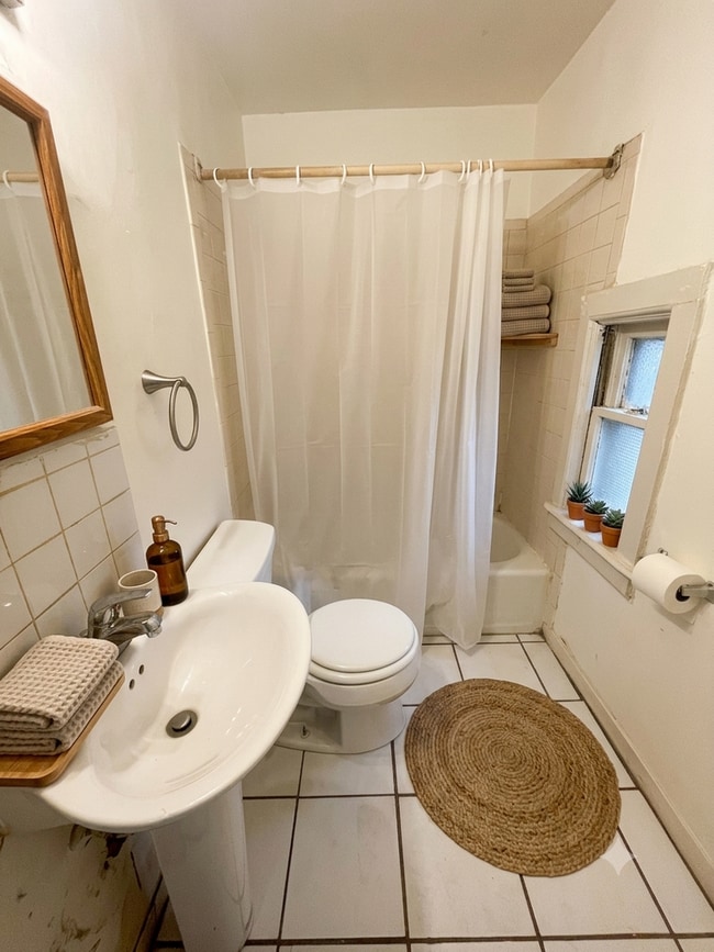 Photo - Private 2 Bedroom Cottage with Fenced Yard & In-Unit Laundry – Prime East Side Location! Unidad 2483 N Cramer St.