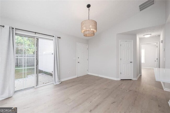 Photo - 211 Daventry Way