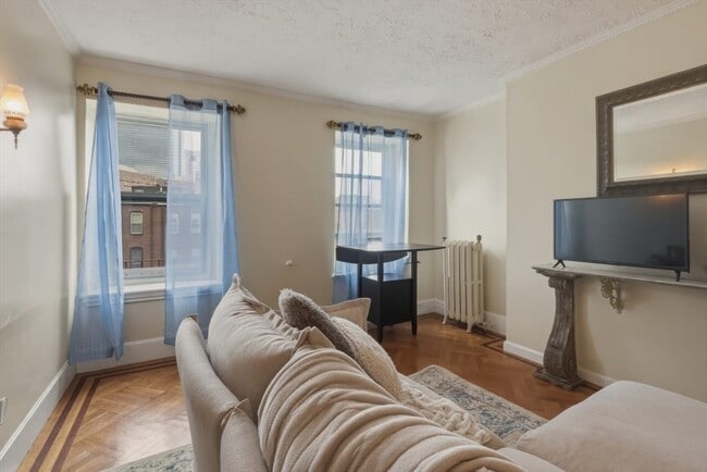241 Newtown St Unit 8