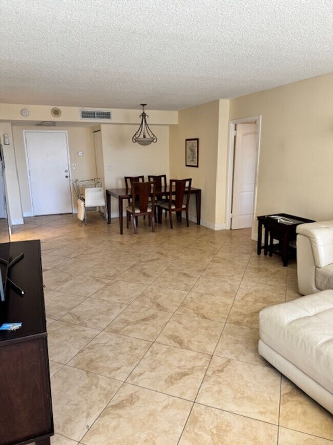 Photo - 2/2 SUNNY ISLES