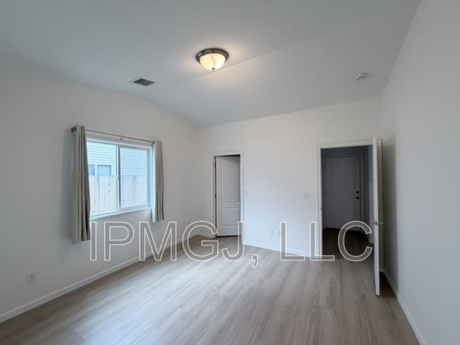 Photo - 484 Ridge Ln