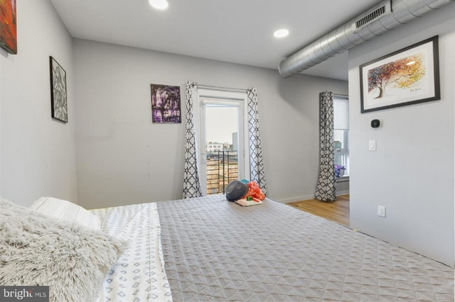 Photo - 102 W Berks St Unidad 205