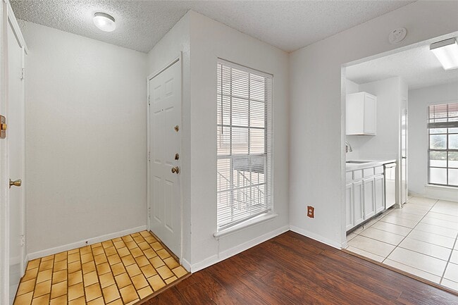 Photo - 2121 Hepburn St Unit 912