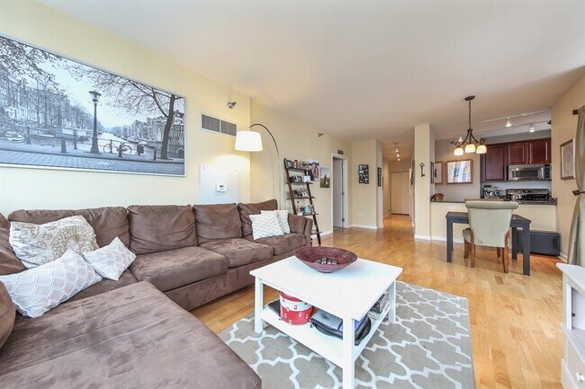 Photo - 330 W Grand Ave Unidad 1706