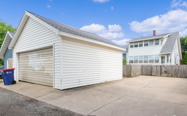 Photo - 1054 Hovey St SW