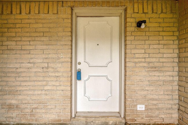 Building Photo - 1126 W Belgravia Dr