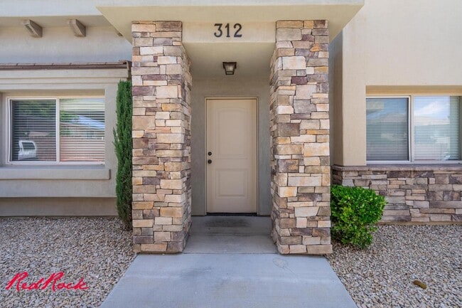 Building Photo - DOG-FRIENDLY 3 Bedroom Townhome with INTERNET INCLUDED!